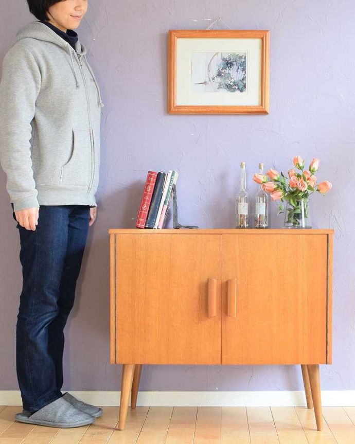 アンティークのキャビネット アンティーク家具 ヴィンテージの北欧系家具、コンパクトなサイズのキャビネット。人気のヒミツは北欧スタイルのデザインやっぱりスッキリとカッコイイ北欧デザインが人気のサイドボード。(x-1304-f)