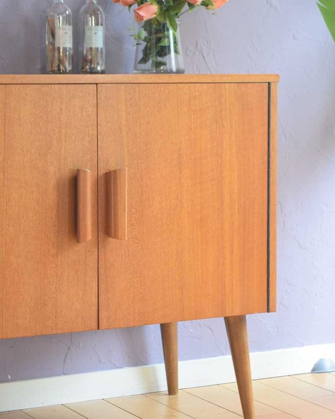 アンティークのキャビネット アンティーク家具 ヴィンテージの北欧系家具、コンパクトなサイズのキャビネット。ヴィンテージ家具らしいあたたかさ。(x-1304-f)