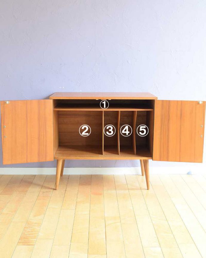 アンティークのキャビネット アンティーク家具 ヴィンテージの北欧系家具、コンパクトなサイズのキャビネット。扉の奥はたっぷり収納扉を開けると、中にはたっぷりの収納。(x-1304-f)