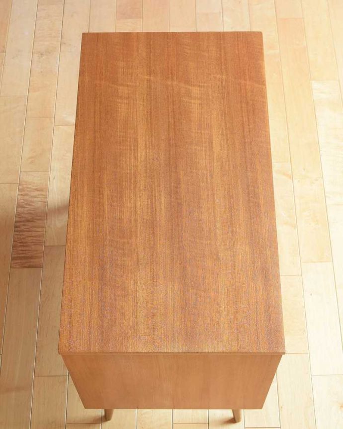 アンティークのキャビネット アンティーク家具 ヴィンテージの北欧系家具、コンパクトなサイズのキャビネット。天板の塗装もキレイに仕上げましたヴィンテージの家具は修復方法が様々。(x-1304-f)