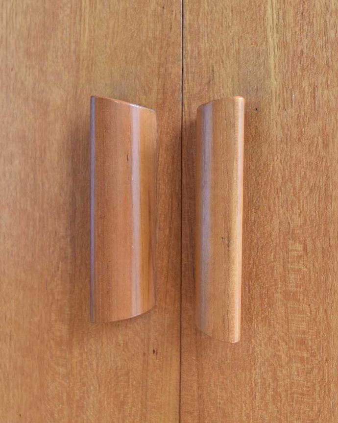 アンティークのキャビネット アンティーク家具 ヴィンテージの北欧系家具、コンパクトなサイズのキャビネット。デザインの一部になっている取っ手取っ手のデザインもシンプルかつ機能的に。(x-1304-f)