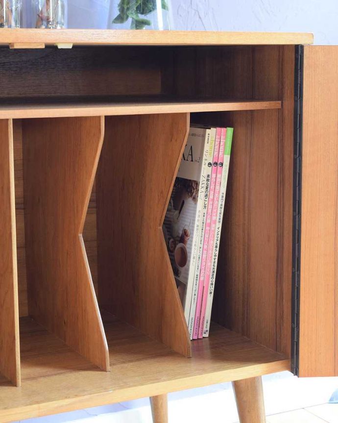 アンティークのキャビネット アンティーク家具 ヴィンテージの北欧系家具、コンパクトなサイズのキャビネット。A4サイズの雑誌も収納!扉の中はA4サイズの雑誌も収納できるタップリ収納。(x-1304-f)