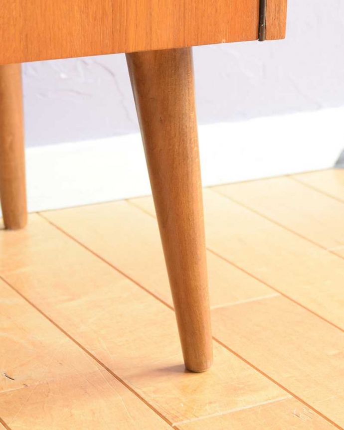 アンティークのキャビネット アンティーク家具 ヴィンテージの北欧系家具、コンパクトなサイズのキャビネット。女性1人でラクラク運べちゃう仕掛けHandleのアンティークの脚の裏にはフェルトキーパーが付いているんです。(x-1304-f)