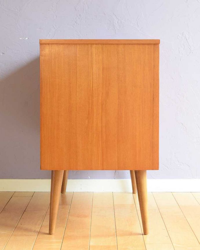 アンティークのキャビネット アンティーク家具 ヴィンテージの北欧系家具、コンパクトなサイズのキャビネット。横から見てもスッキリどこから見てもスッキリとしてステキなヴィンテージ。(x-1304-f)