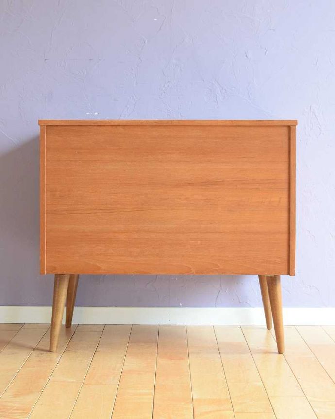 アンティークのキャビネット アンティーク家具 ヴィンテージの北欧系家具、コンパクトなサイズのキャビネット。もちろん後ろ姿もキレイですビンテージは新品ではないので、もちろん経年変化によるキズはあります。(x-1304-f)