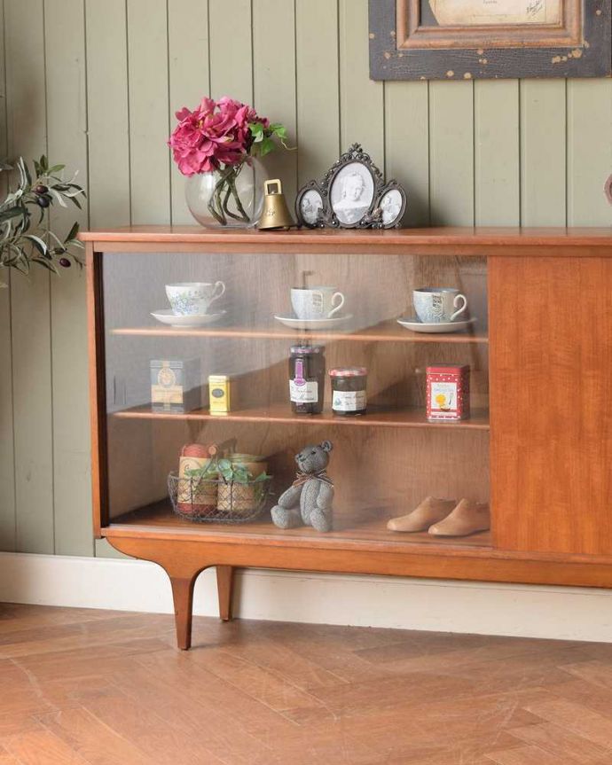 アンティークのキャビネット　アンティーク家具　北欧スタイルに似合うクールさが魅力、ヴィンテージのガラスキャビネット（引き戸タイプ）。ヴィンテージ家具が醸し出すあたたかさ。(x-1305-f)