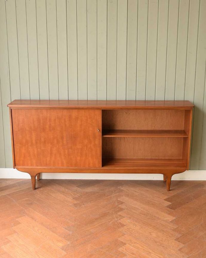 アンティークのキャビネット　アンティーク家具　北欧スタイルに似合うクールさが魅力、ヴィンテージのガラスキャビネット（引き戸タイプ）。慣れ親しんだ引き戸タイプのたっぷり収納扉は日本人の私たち向けに引き戸。(x-1305-f)