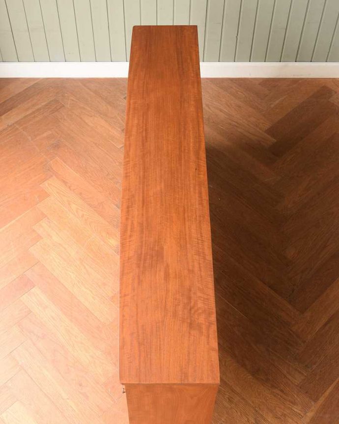 アンティークのキャビネット　アンティーク家具　北欧スタイルに似合うクールさが魅力、ヴィンテージのガラスキャビネット（引き戸タイプ）。天板の塗装もキレイに仕上げましたヴィンテージの家具は修復方法が様々。(x-1305-f)