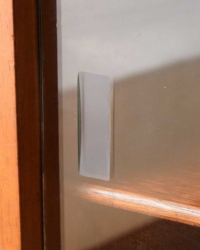 アンティークのキャビネット　アンティーク家具　北欧スタイルに似合うクールさが魅力、ヴィンテージのガラスキャビネット（引き戸タイプ）。こんな所もスタイリッシュガラス戸の取っ手です。(x-1305-f)