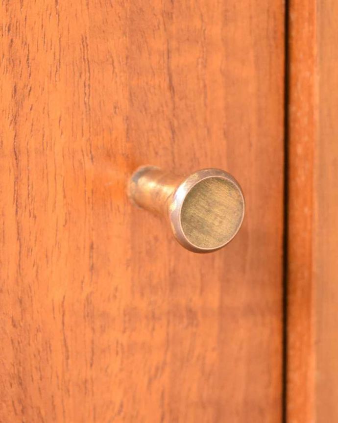 アンティークのキャビネット　アンティーク家具　北欧スタイルに似合うクールさが魅力、ヴィンテージのガラスキャビネット（引き戸タイプ）。デザインの一部になっていますオシャレな取っ手のデザインは、家具のデザインの一部。(x-1305-f)