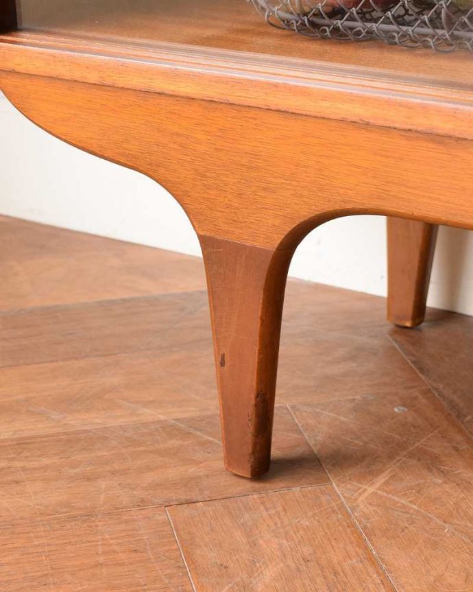 アンティークのキャビネット　アンティーク家具　北欧スタイルに似合うクールさが魅力、ヴィンテージのガラスキャビネット（引き戸タイプ）。スッキリとした脚の裏には…Handleの家具の脚裏にはフェルトキーパーをお付けしています。(x-1305-f)