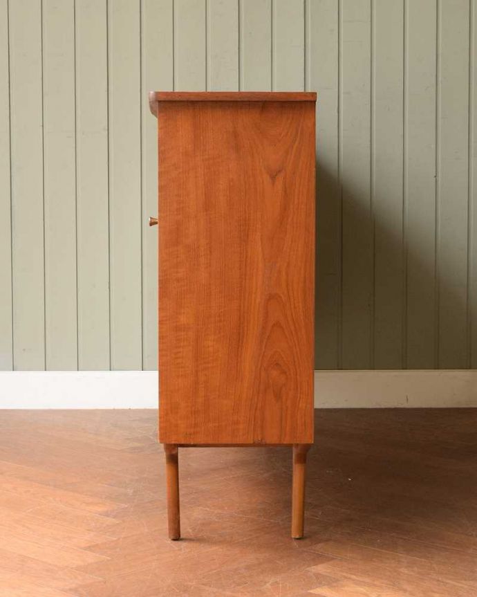 アンティークのキャビネット　アンティーク家具　北欧スタイルに似合うクールさが魅力、ヴィンテージのガラスキャビネット（引き戸タイプ）。横から見てもスッキリどこから見てもスッキリとしてステキなヴィンテージ家具。(x-1305-f)