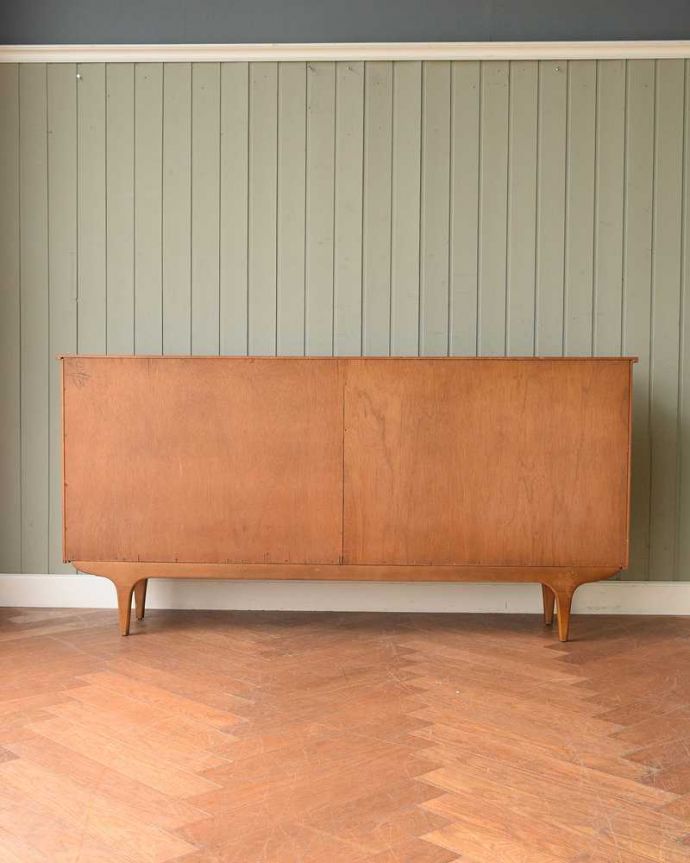 アンティークのキャビネット　アンティーク家具　北欧スタイルに似合うクールさが魅力、ヴィンテージのガラスキャビネット（引き戸タイプ）。後ろ姿もキレイですビンテージは新品ではないので、もちろん経年変化によるキズはあります。(x-1305-f)