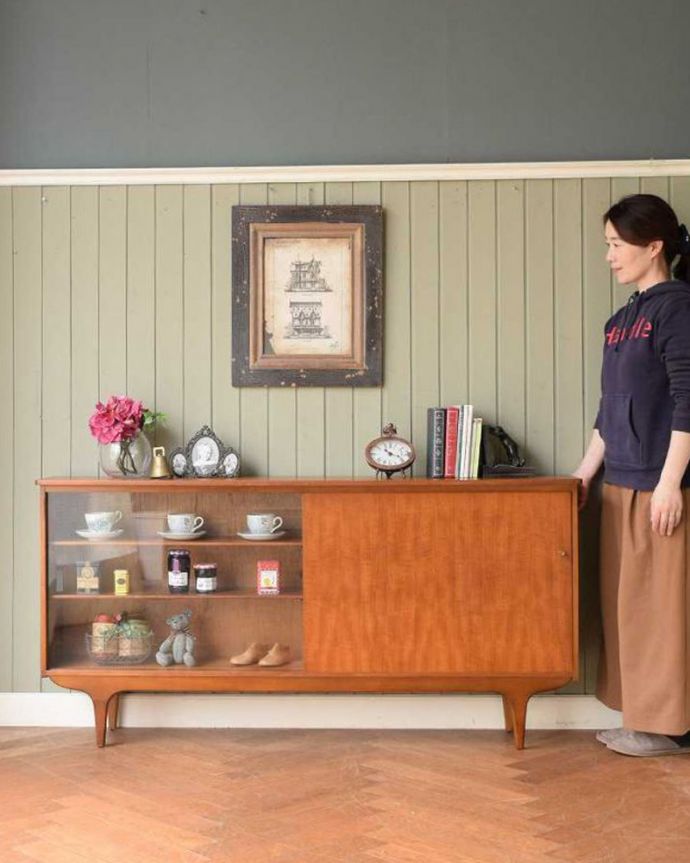 アンティークのキャビネット　アンティーク家具　北欧スタイルに似合うクールさが魅力、ヴィンテージのガラスキャビネット（引き戸タイプ）。シンプルな中に感じられるあたたかさスッキリとカッコイイ雰囲気が人気の北欧スタイルのキャビネット。(x-1305-f)