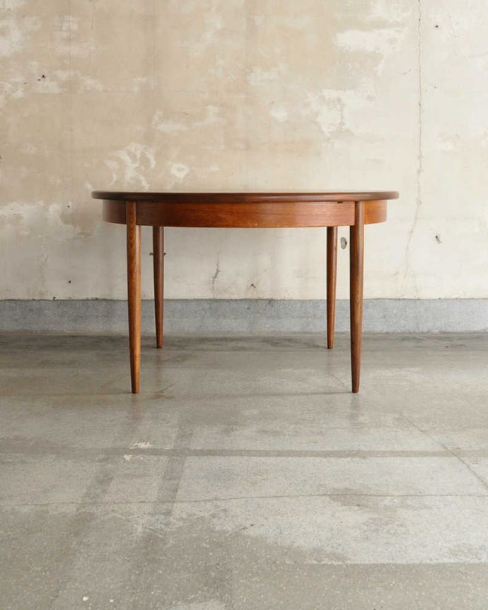 G-PLAN(Gプラン)　アンティーク家具　シンプルな北欧デザインのG-PLAN、フレスコの伸長式テーブル。こちら側から見ても･･･360度、どこから見てもスッキリとしてキレイです。(x-1306-f)