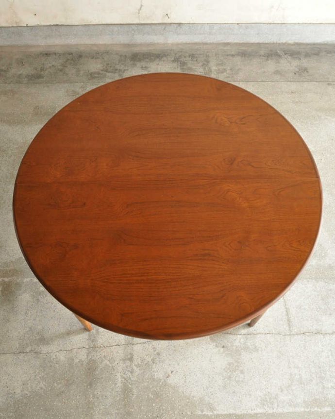 G-PLAN(Gプラン)　アンティーク家具　シンプルな北欧デザインのG-PLAN、フレスコの伸長式テーブル。上から見るとこんな形天板を足す前はこんな形です。(x-1306-f)