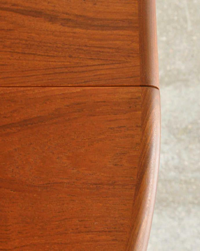 G-PLAN(Gプラン)　アンティーク家具　シンプルな北欧デザインのG-PLAN、フレスコの伸長式テーブル。シンプルな木目がカッコイイ天板を近くで見てみるとこんな感じ。(x-1306-f)