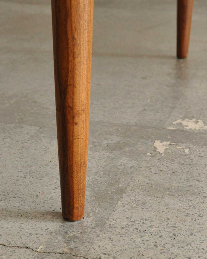 G-PLAN(Gプラン)　アンティーク家具　シンプルな北欧デザインのG-PLAN、フレスコの伸長式テーブル。持ち上げなくても移動できます！Handleのアンティークは、脚の裏にフェルトキーパーをお付けしていますので、持ち上げなくても床を滑らせて移動させることが出来ます。(x-1306-f)