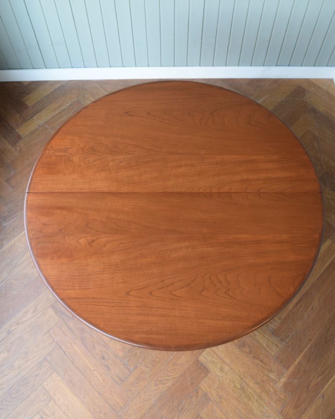 G-PLAN(Gプラン) アンティーク家具 北欧スタイルがカッコいい伸張式のG-planのフレスコのダイニングテーブル。上から見るとこんな形天板を足す前はこんな形です。(x-1307-f)