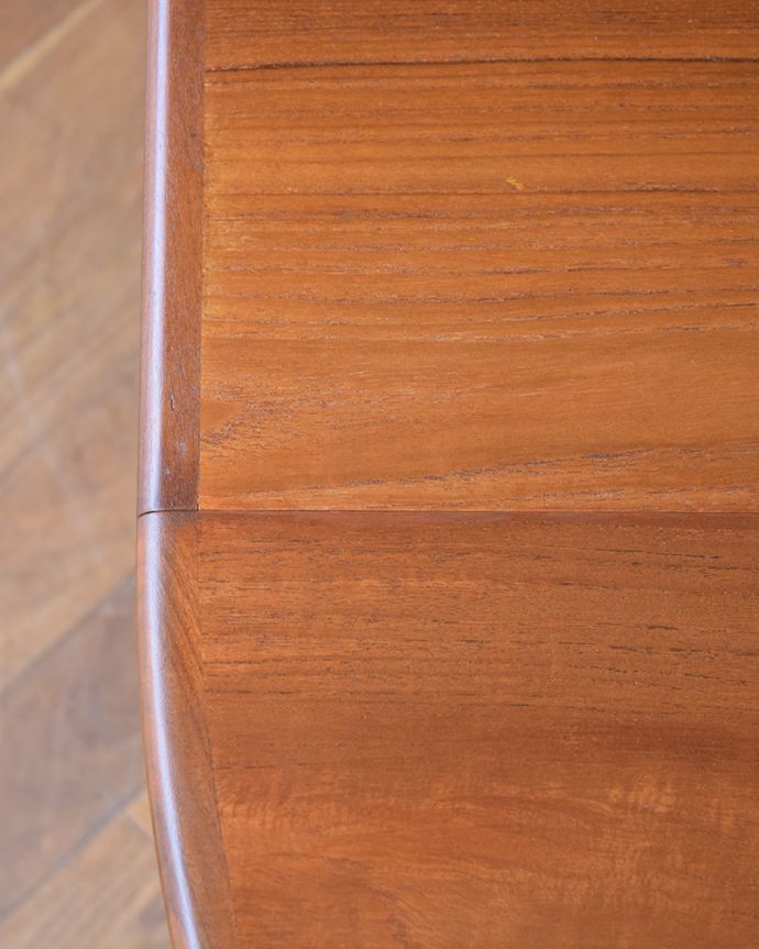 G-PLAN(Gプラン) アンティーク家具 北欧スタイルがカッコいい伸張式のG-planのフレスコのダイニングテーブル。シンプルな木目がカッコイイ天板を近くで見てみるとこんな感じ。(x-1307-f)