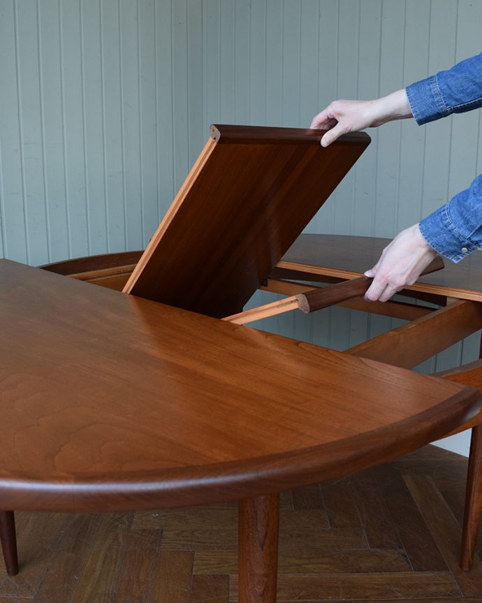 G-PLAN(Gプラン) アンティーク家具 北欧スタイルがカッコいい伸張式のG-planのフレスコのダイニングテーブル。あっという間にサイズ変更OK!天板の真ん中から新しい天板が出てきます。(x-1307-f)