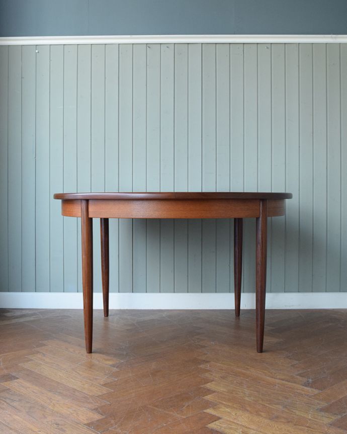 G-PLAN(Gプラン) アンティーク家具 北欧スタイルがカッコいい伸張式のG-planのフレスコのダイニングテーブル。横から見た姿は…シンプルなデザインなので、どんなお部屋にも似合っちゃうんです。(x-1307-f)