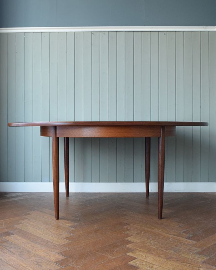 G-PLAN(Gプラン) アンティーク家具 北欧スタイルがカッコいい伸張式のG-planのフレスコのダイニングテーブル。天板を広げると・・・もちろん広げたままの状態でもお使い頂けます。(x-1307-f)