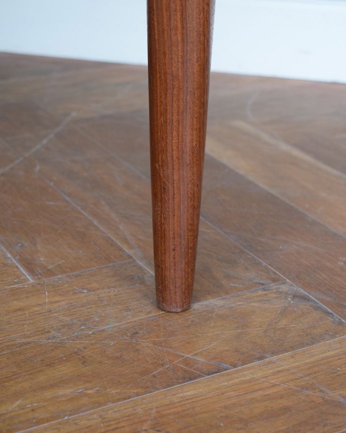 G-PLAN(Gプラン) アンティーク家具 北欧スタイルがカッコいい伸張式のG-planのフレスコのダイニングテーブル。持ち上げなくても移動できます!Handleのアンティークは、脚の裏にフェルトキーパーをお付けしていますので、持ち上げなくても床を滑らせて移動させることが出来ます。(x-1307-f)