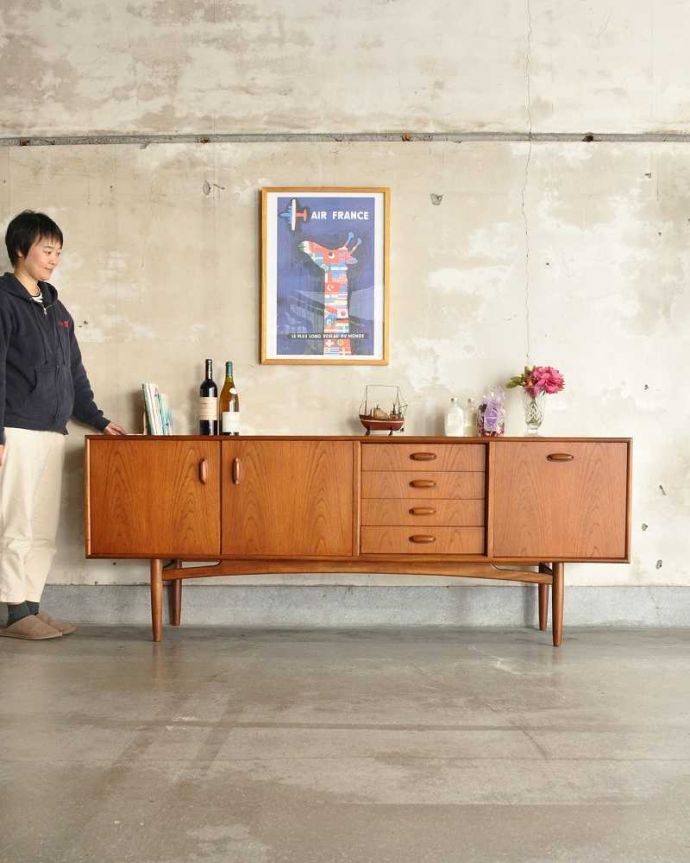 G-PLAN(Gプラン) アンティーク家具 テレビボードにおススメの北欧スタイルのヴィンテージ家具、G-PLANのサイドボード (G-plan・シリーズ名「チーク」)。人気のヒミツは北欧スタイルのデザインやっぱりスッキリとカッコイイ北欧デザインが人気のサイドボード。(x-1309-f)