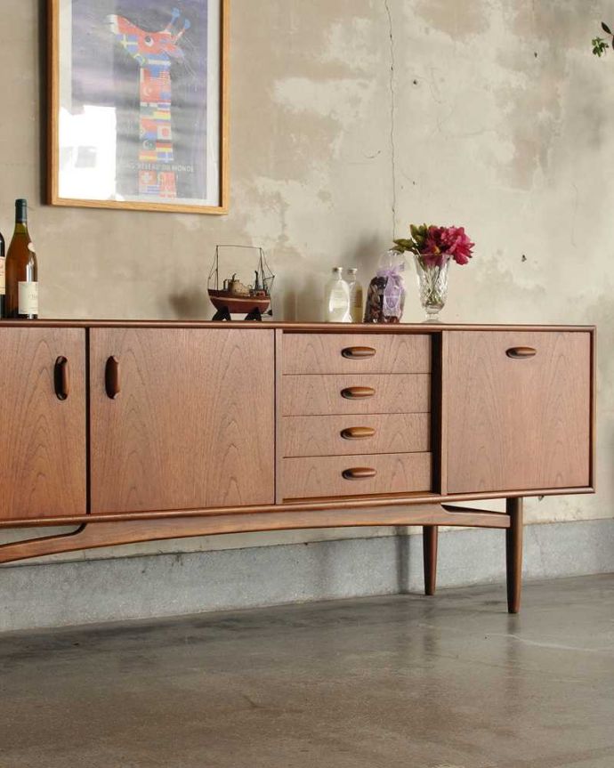 G-PLAN(Gプラン) アンティーク家具 テレビボードにおススメの北欧スタイルのヴィンテージ家具、G-PLANのサイドボード (G-plan・シリーズ名「チーク」)。ヴィンテージ家具らしいあたたかさ。(x-1309-f)