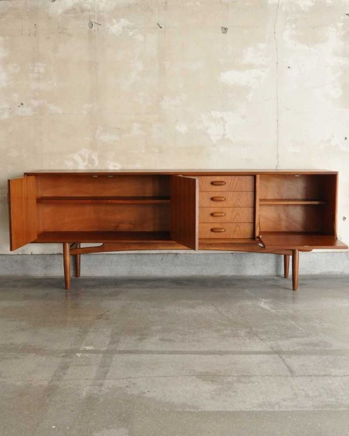 G-PLAN(Gプラン) アンティーク家具 テレビボードにおススメの北欧スタイルのヴィンテージ家具、G-PLANのサイドボード (G-plan・シリーズ名「チーク」)。扉の奥はたっぷり収納扉を開けると、中にはたっぷりの収納。(x-1309-f)