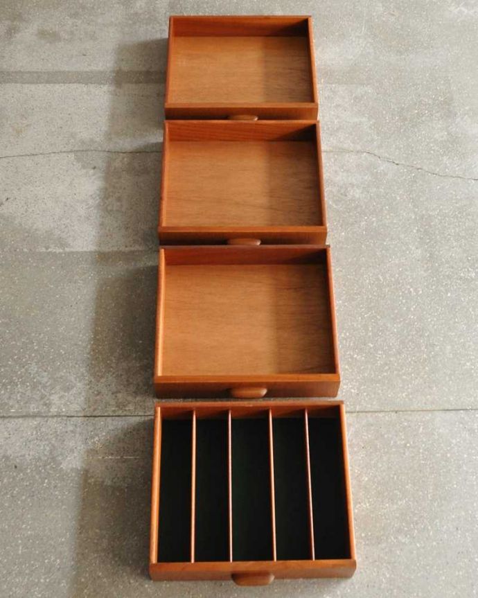 G-PLAN(Gプラン) アンティーク家具 テレビボードにおススメの北欧スタイルのヴィンテージ家具、G-PLANのサイドボード (G-plan・シリーズ名「チーク」)。キレイにお直ししました引き出しの中も修復の際、専門の職人がキレイにしました。(x-1309-f)