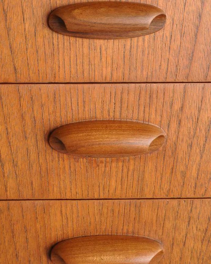 G-PLAN(Gプラン) アンティーク家具 テレビボードにおススメの北欧スタイルのヴィンテージ家具、G-PLANのサイドボード (G-plan・シリーズ名「チーク」)。デザインの一部になっている取っ手取っ手のデザインもシンプルかつ機能的に。(x-1309-f)