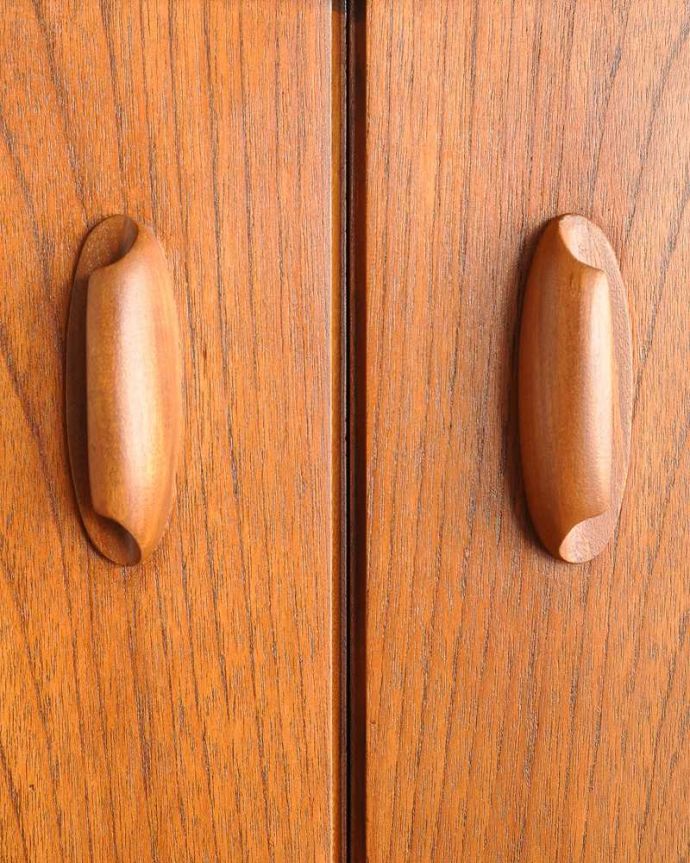 G-PLAN(Gプラン) アンティーク家具 テレビボードにおススメの北欧スタイルのヴィンテージ家具、G-PLANのサイドボード (G-plan・シリーズ名「チーク」)。扉の木目があたたかさを演出クールなデザインなのに、なんだかほっとするあたたかさ。(x-1309-f)