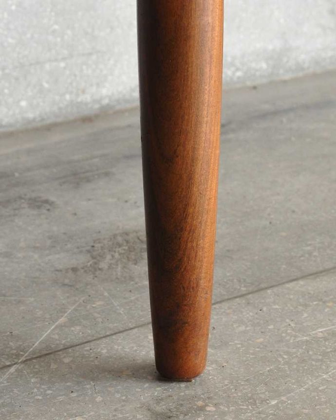 G-PLAN(Gプラン) アンティーク家具 テレビボードにおススメの北欧スタイルのヴィンテージ家具、G-PLANのサイドボード (G-plan・シリーズ名「チーク」)。スッキリとした脚の裏には…Handleの家具の脚裏にはフェルトキーパーをお付けしています。(x-1309-f)