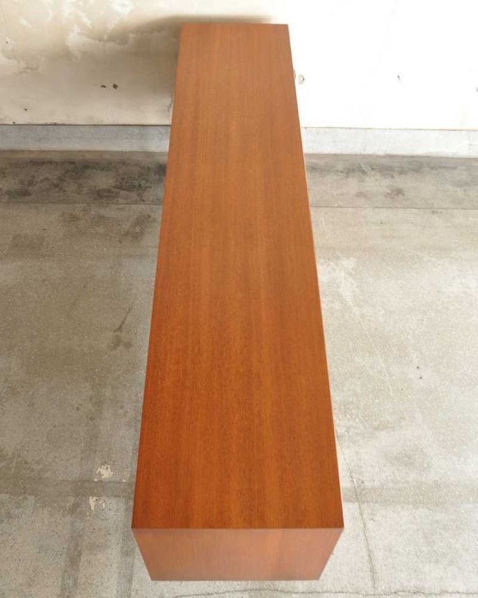 G-PLAN(Gプラン) アンティーク家具 テレビボードにおススメの北欧スタイルのヴィンテージ家具、G-PLANのサイドボード (G-plan・シリーズ名「チーク」)。天板の塗装もキレイに仕上げましたヴィンテージの家具は修復方法が様々。(x-1309-f)