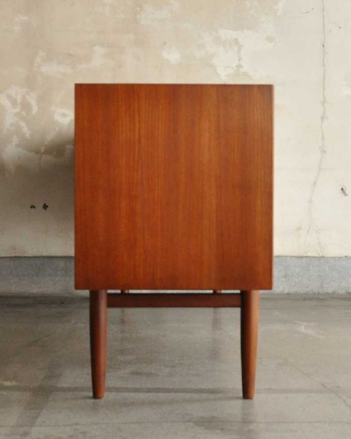 G-PLAN(Gプラン) アンティーク家具 テレビボードにおススメの北欧スタイルのヴィンテージ家具、G-PLANのサイドボード (G-plan・シリーズ名「チーク」)。横から見てもスッキリどこから見てもスッキリとしてステキなヴィンテージ。(x-1309-f)