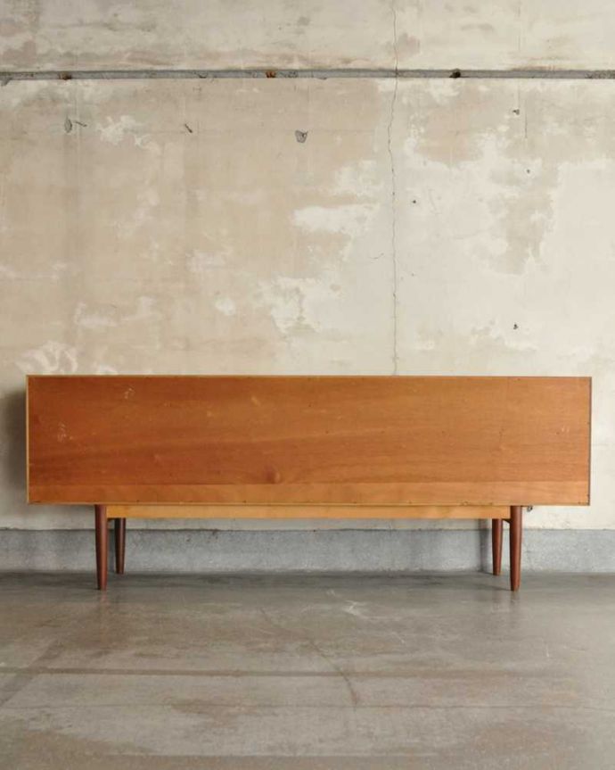 G-PLAN(Gプラン) アンティーク家具 テレビボードにおススメの北欧スタイルのヴィンテージ家具、G-PLANのサイドボード (G-plan・シリーズ名「チーク」)。もちろん後ろ姿もキレイですビンテージは新品ではないので、もちろん経年変化によるキズはあります。(x-1309-f)