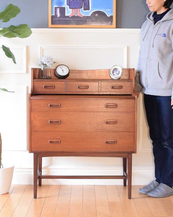 ビューロー　アンティーク家具　デスクにもなる便利な収納家具、北欧デザインのヴィンテージビューロー。スッキリとした立ち姿がカッコいい北欧スタイルの家具カッコいいお部屋を作りたい方におススメの北欧デザインの家具。(x-1310-f)