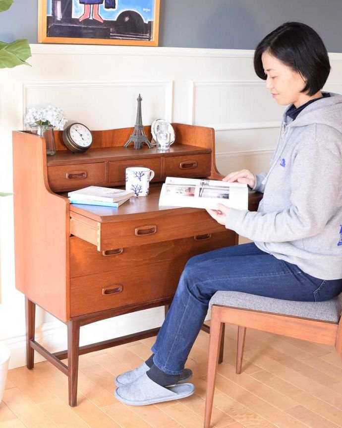 ビューロー　アンティーク家具　デスクにもなる便利な収納家具、北欧デザインのヴィンテージビューロー。実は･･･デスクが隠れていますスッキリとしたデザインのサイドボード。(x-1310-f)