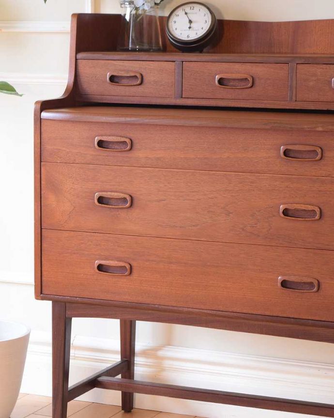 ビューロー　アンティーク家具　デスクにもなる便利な収納家具、北欧デザインのヴィンテージビューロー。木目から伝わるあたたかさヴィンテージ家具らしいクールなデザイン。(x-1310-f)