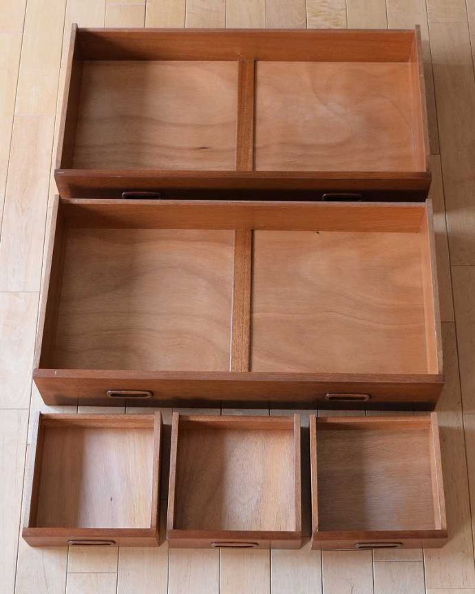 ビューロー　アンティーク家具　デスクにもなる便利な収納家具、北欧デザインのヴィンテージビューロー。キレイにお直ししました引き出しの中も修復の際、専門の職人がキレイにしました。(x-1310-f)