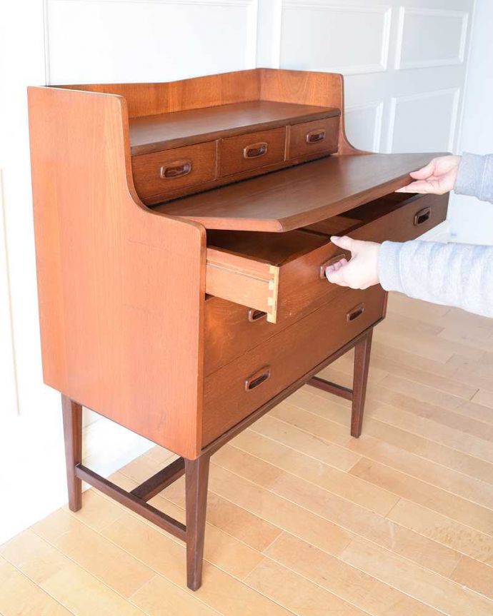 ビューロー　アンティーク家具　デスクにもなる便利な収納家具、北欧デザインのヴィンテージビューロー。隠れた仕掛けがあります引っ張り出すだけでデスクになっちゃう優れもの。(x-1310-f)