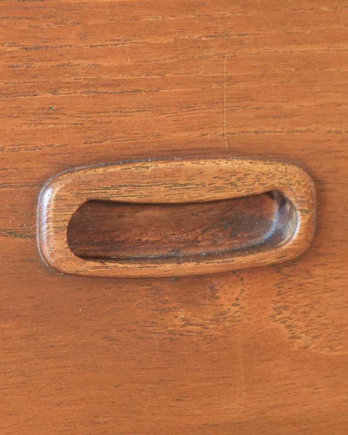 ビューロー　アンティーク家具　デスクにもなる便利な収納家具、北欧デザインのヴィンテージビューロー。取っ手もデザインの一部です。(x-1310-f)