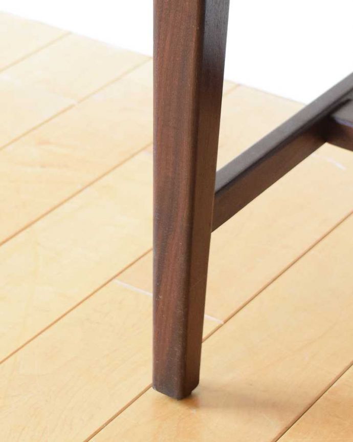 ビューロー　アンティーク家具　デスクにもなる便利な収納家具、北欧デザインのヴィンテージビューロー。スッキリとした脚の裏には…運びやすいようHandleのヴィンテージ家具の脚の裏にはフェルトキーパーをお付けしています。(x-1310-f)