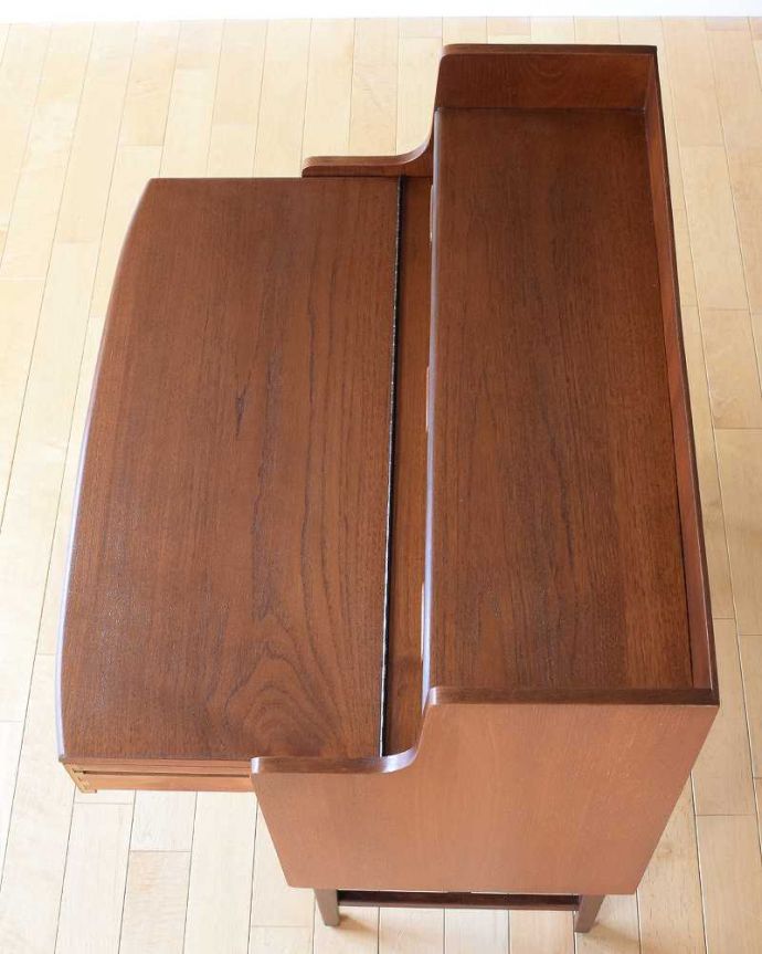 ビューロー　アンティーク家具　デスクにもなる便利な収納家具、北欧デザインのヴィンテージビューロー。デスクは引き出せます引っ張り出すと、作業しやすい様にスライドでデスクが出てきます。(x-1310-f)