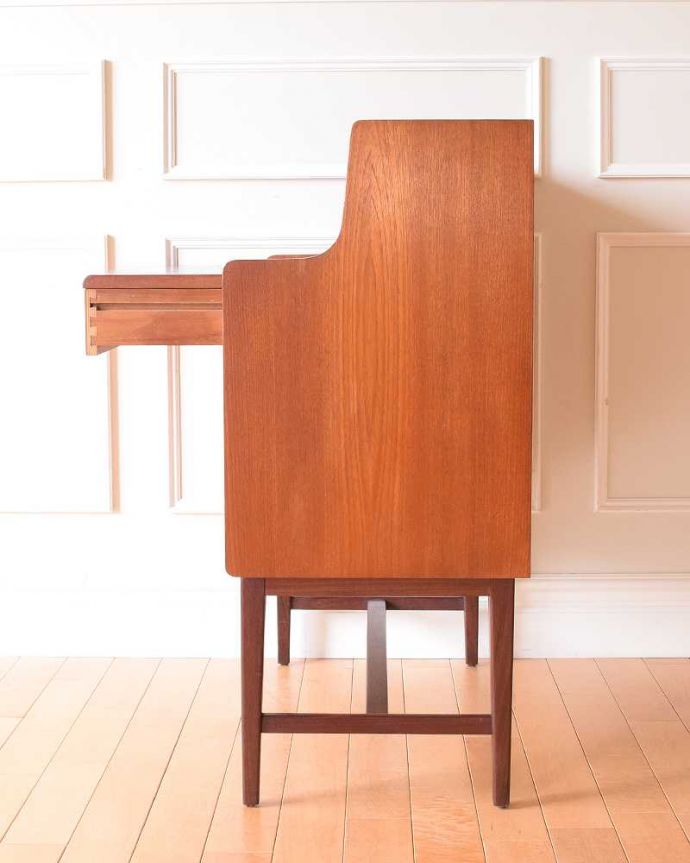 ビューロー　アンティーク家具　デスクにもなる便利な収納家具、北欧デザインのヴィンテージビューロー。横から見てもスッキリデザインスッキリとカッコいいヴィンテージ家具は、横から見た姿もスッキリ！風合いだけ残してキレイに修復しました。(x-1310-f)