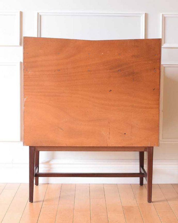 ビューロー　アンティーク家具　デスクにもなる便利な収納家具、北欧デザインのヴィンテージビューロー。もちろん後ろ姿もキレイですビンテージは新品ではないので、もちろん経年変化によるキズはありますが、アンティーク専門の職人がしっかり修復したので後ろ姿もキレイです。(x-1310-f)