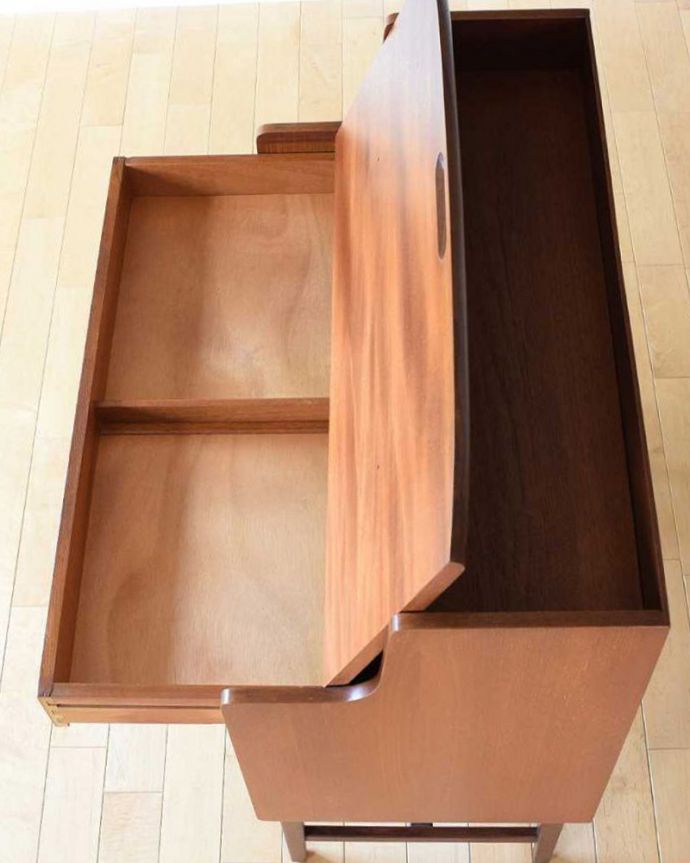 ビューロー　アンティーク家具　デスクにもなる便利な収納家具、北欧デザインのヴィンテージビューロー。天板の下は小物入れになっています。(x-1310-f)