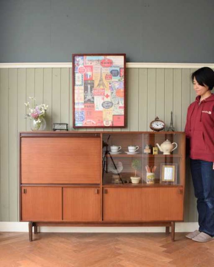 アンティークのキャビネット　アンティーク家具　北欧スタイルのお部屋に似合うヴィンテージ家具、引き戸のガラスキャビネット。シンプルな中に感じられるあたたかさスッキリとカッコイイ雰囲気が人気の北欧スタイルのキャビネット。(x-1311-f)